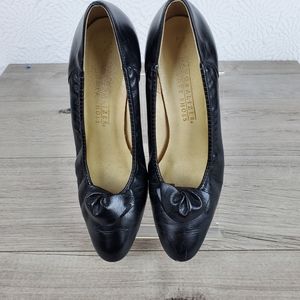 Naturalizer black leather heels